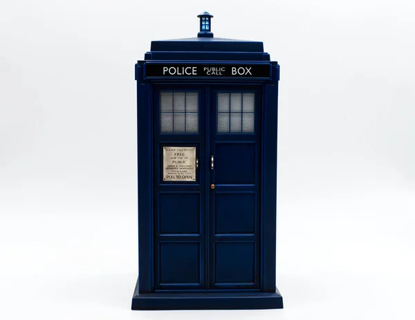 Beyaz arka planda polis kulübesi var. Doctor Who 'dan TARDIS.