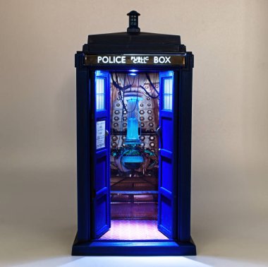 Polis telefon kulübesi aydınlatıldı. Doctor Who 'dan TARDIS