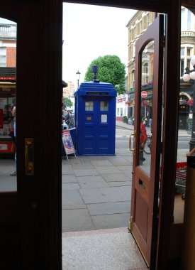 Londra / İngiltere, İngiltere - 1 Temmuz 2014: Earls Court Londra metro istasyonundaki polis mavi kulübe. Doctor Who 'dan TARDIS
