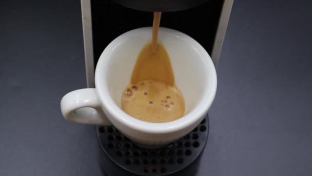 在咖啡机上做意大利咖啡咖啡浓缩咖啡的过程 咖啡制作工艺概念 — 图库视频影像
