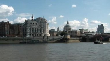 Thames nehri üzerinde seyahat, Londra, Saint Paul katedrali.