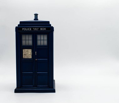 Polis telefon kulübesi ve yazı tahtası. Doctor Who 'dan TARDIS.
