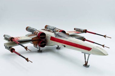 8 Eylül 2020: X-Wing Fighter 'ın plastik modeli beyaz arka planda izole edildi