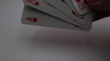 Poker oyunu. Elinde kartlarla erkek kumarbazlar poker oynuyor. Kumar konsepti, beyaz arka planda izole..