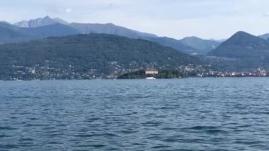 İtalya 'nın Stresa kentinde Maggiore Gölü' nde sakin bir yaz gününde tekneye binmek. Güneş ışınları suya elmas gibi yansıyor.
