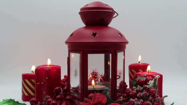 圣诞装饰 红色蜡烛和圣诞装饰品 — 图库视频影像