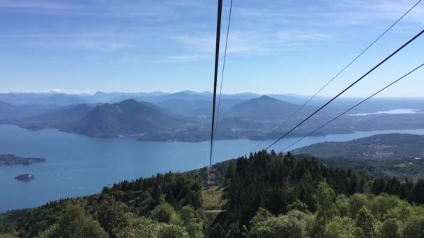 空中ロープウェイからのMaggiore Lakeのパノラマビューは 下り坂 Stresa イタリア — ストック動画