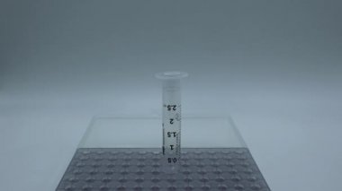 Şırınga test tüpüne kan enjekte ediyor. Covid-19, Coronavirus