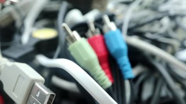 Elektronik bileşenler, ses-video kabloları, RCA eklentileri ve USB bağlantıları.