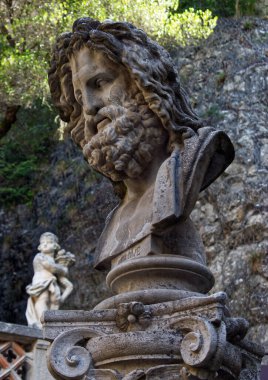 Grizzana Morandi / Bologna, İtalya - 13 Ağustos 2020: Jupiter Heykeli (giove). Rocchetta Mattei 'nin ana giriş alanı.