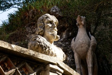 Grizzana Morandi / Bologna, İtalya - 13 Ağustos 2020: Rocchetta Mattei 'nin ana giriş bölgesinde heykeller