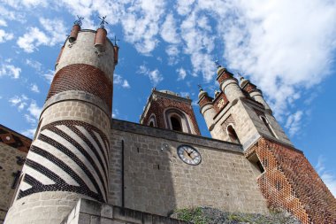 Rocchetta Mattei merkez avlu kuleleri. İtalya