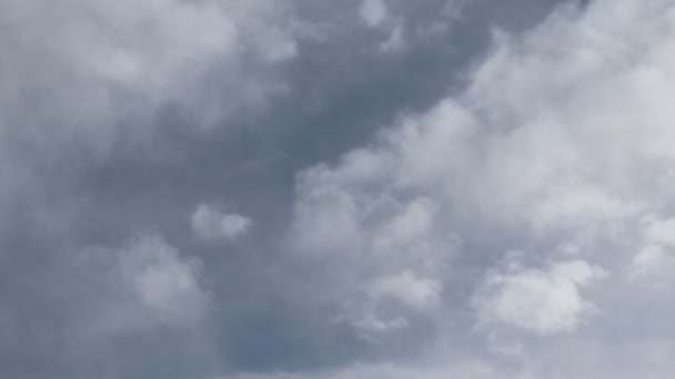 Witte Wolken Bewegen Zich Door Een Wuthering Hemel — Stockvideo