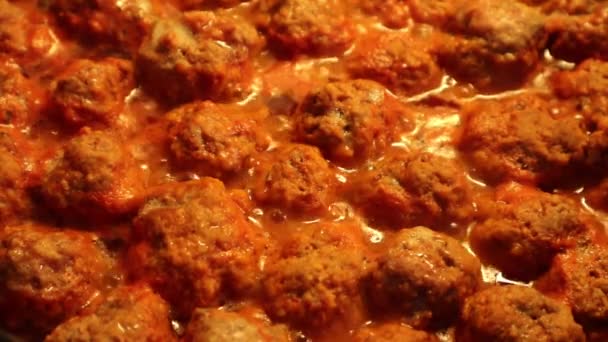 Las Grandes Bolas Carne Hierven Una Sartén Con Salsa Tomate — Vídeo de stock