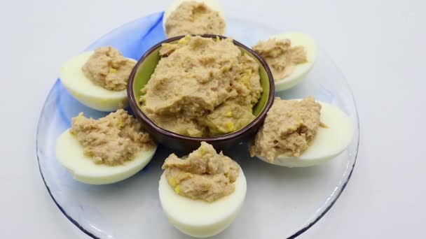 Paté Atún Con Huevos Cocidos Aislados Sobre Fondo Blanco — Vídeos de Stock
