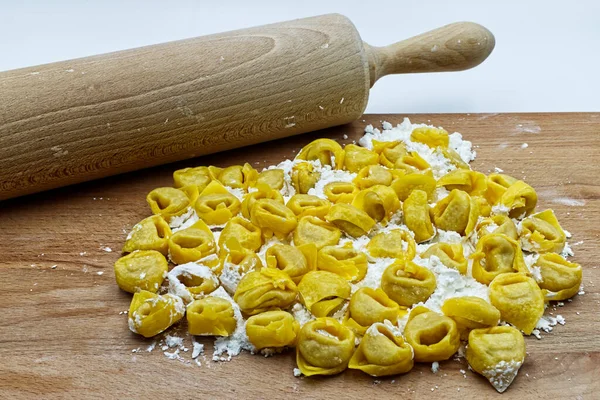 Tortellini Crudi Italiani Sulla Farina Con Mattarello Tavolo Legno Pasta — Foto Stock