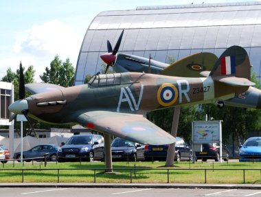 Londra RAF müzesinin ana girişinde bir Spitfire ve bir Kasırga sergileniyor..