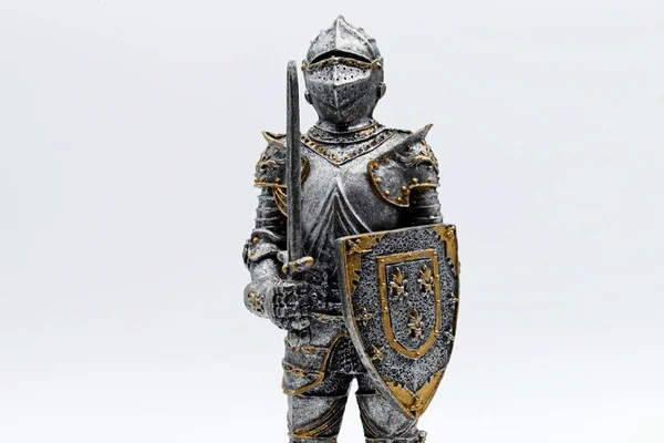 中古骑士 身穿银甲 剑盾相间 背景为白色 — 图库照片