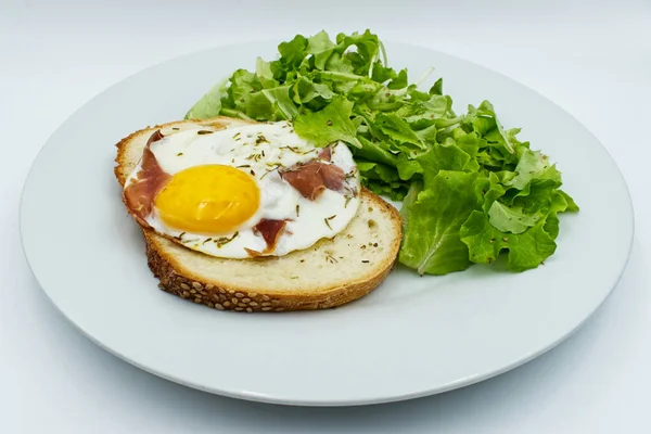 Страва Смаженого Яйця Шматочку Хліба Свіжим Салатом — стокове фото