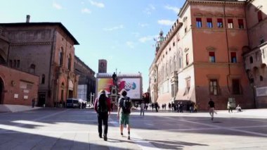 Bologna şehir merkezindeki Piazza Nettuno (Neptün Meydanı) manzarası. İtalya