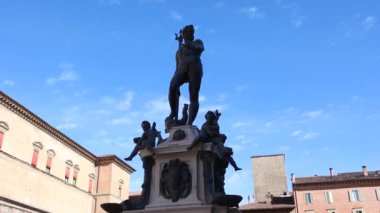 Bologna şehir merkezindeki Piazza Nettuno (Neptün Meydanı) manzarası. İtalya