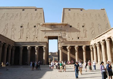 Edfu / Aswan, Mısır - 10 Mayıs 2008: Büyük Edfu Tapınağı. 