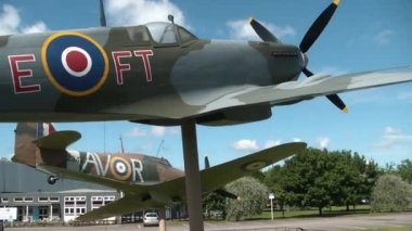 Bir Spitfire ve Hurricane savaşçısı Hendon, Londra 'daki RAF müzesinin girişinde sergileniyor..