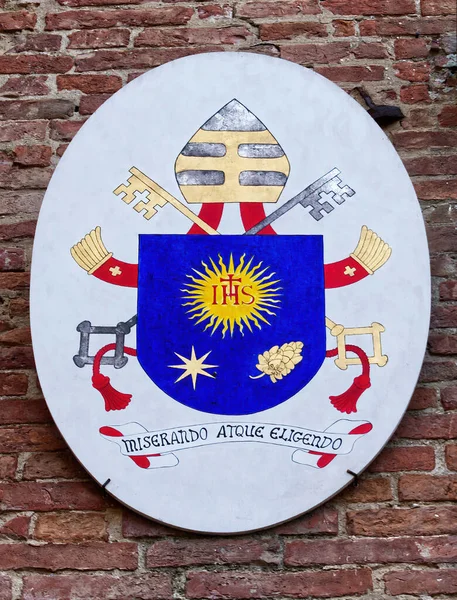 Emblema Episcopal Colgado Pared Del Palacio Episcopal San Miniato Italia —  Fotos de Stock
