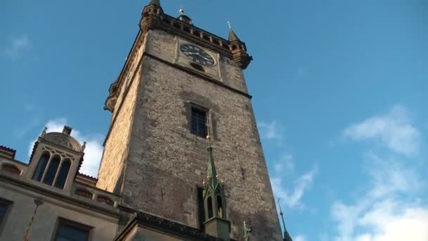 プラハの旧市街広場にある有名な天文塔の時計 Czech Republic — ストック動画