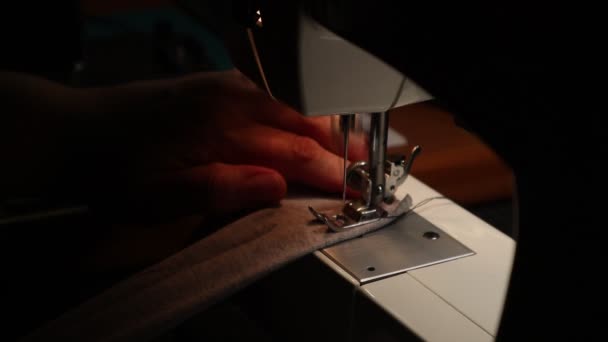 Женщина Работает Швейной Машинке Крупным Планом Процесс Шитья — стоковое видео