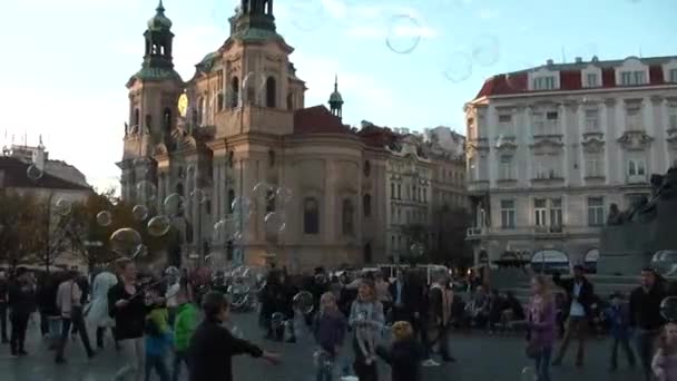 Çocuklar Prag Ana Meydanında Sabun Toplarıyla Oynuyorlar Çek Cumhuriyeti — Stok video