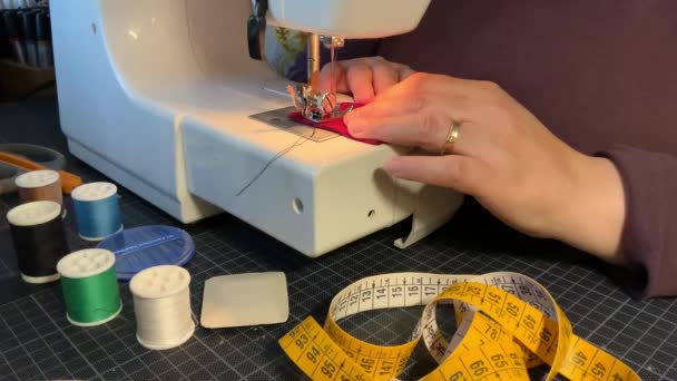 Женщина Работает Над Швейной Машинкой Крупным Планом Процесс Шитья — стоковое видео