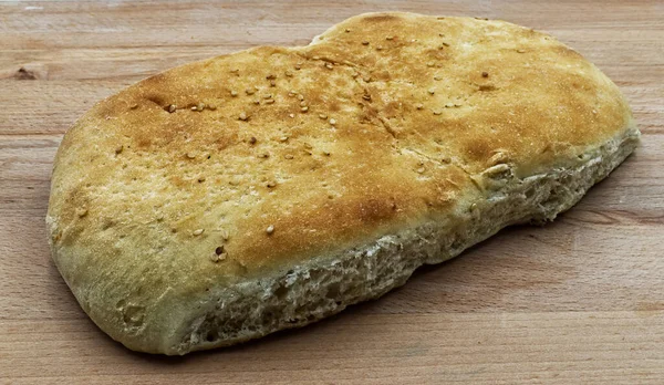 Ciabatta Com Sementes Sésamo Pão Italiano Sobre Fundo Madeira — Fotografia de Stock