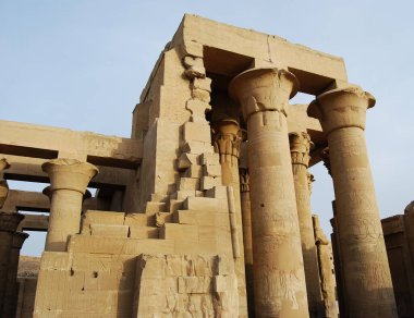 Kom Ombo tapınağındaki eski sütunlar ve sütunlar. Mısır