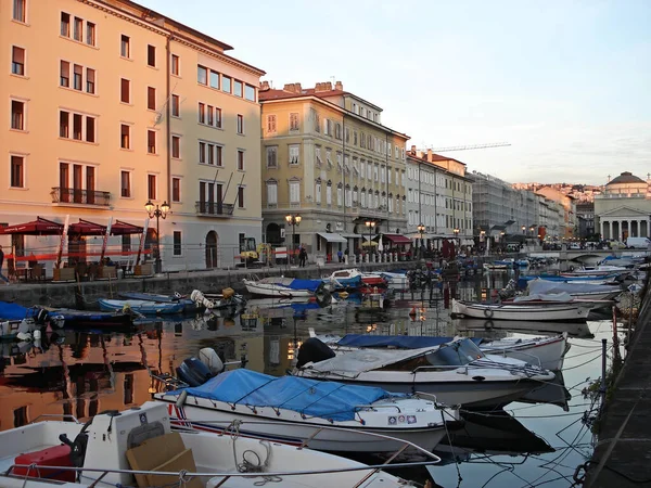 Grand Canal Canale Grande Loděmi Historickými Budovami Terst — Stock fotografie