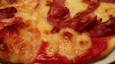 Mozzarella ve jambonlu pizza, pizza al prosciutto. Geleneksel İtalyan pizzası.