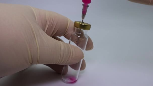 Técnico Del Laboratorio Inyecta Líquido Rojo Tubo Ensayo Con Una — Vídeo de stock