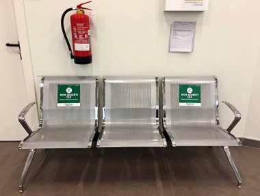  Toplumsal uzaklık endişeleri yüzünden metal bankta yeşil tabelalar bulunmuyor. Covid-19 salgını önleme. Bolonya, İtalya