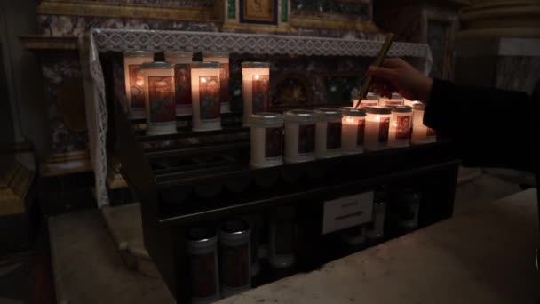 Mujer Encendiendo Velas Luz Olla Una Iglesia Orando Por Concepto — Vídeo de stock