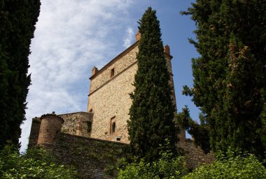 Serravalle Kalesi. Aşağıdan bak. Bolonya, İtalya.
