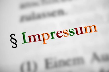Kağıt üzerindeki impressum kelimesi - Renkli harfler ve bölüm işareti
