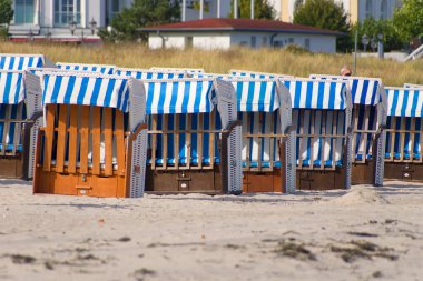 Baltık Denizi kıyısındaki sahilde boş plaj sandalyeleri