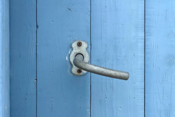 Gros Plan Une Poignée Porte Sur Une Porte Bleue Bois — Photo