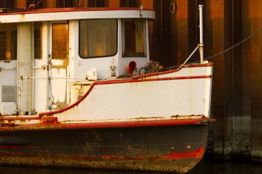 Limandaki eski bir geminin ön kısmı.