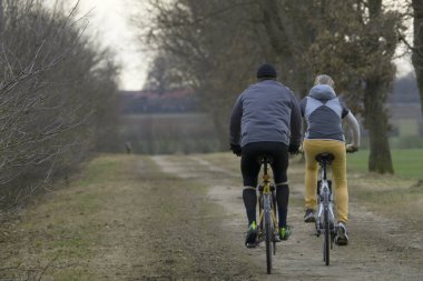 İki kişi açık hava sporları yapıyor.