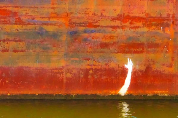 Eine Schiffswand Mit Einem Weißen Arm Darauf Gemalt — Stockfoto
