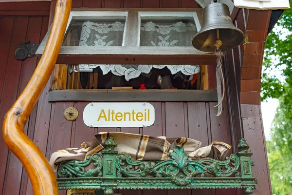 Przyczepa Znakiem Altenteil Dla Starszych Ludzi Żółte Litery — Zdjęcie stockowe