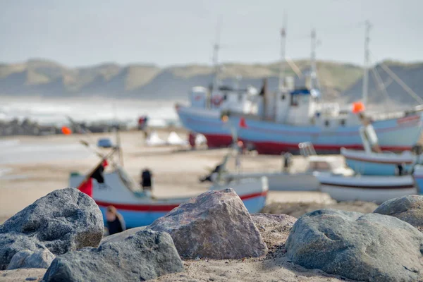 Místo Přistání Vorupoeru Dánském Pobřeží Severního Moře Rozmazané Rybářské Lodě — Stock fotografie