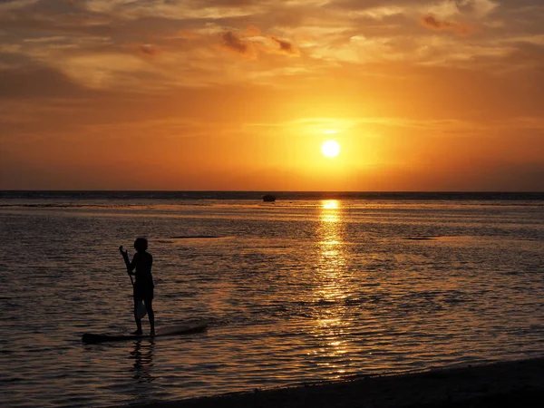 Gün batımı sırasında paddleboarding içinde Ermitage lagoon - Reunion Adası