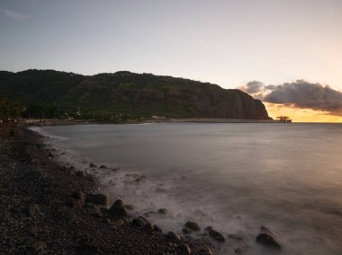 Reunion Adası'nda gün batımında Saint Denis sahil